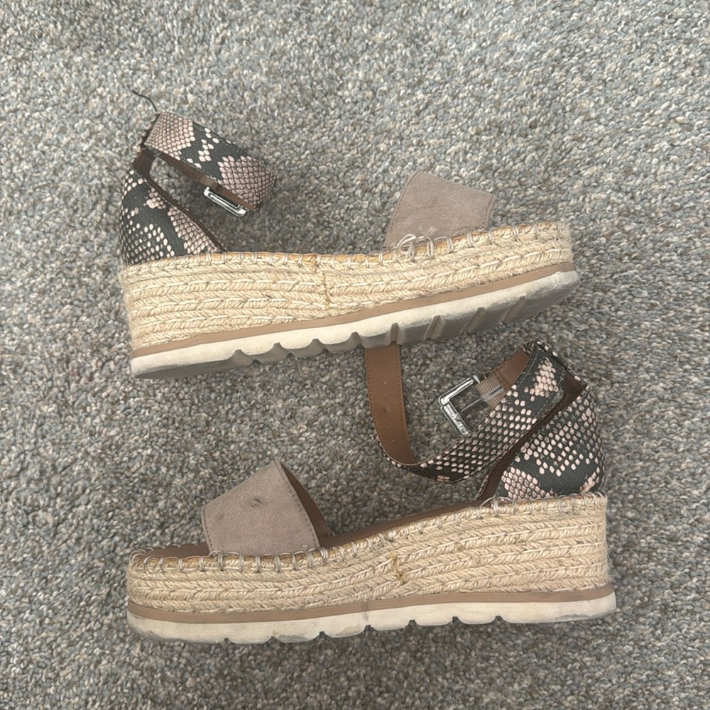 Universal Threas sandals/wedge